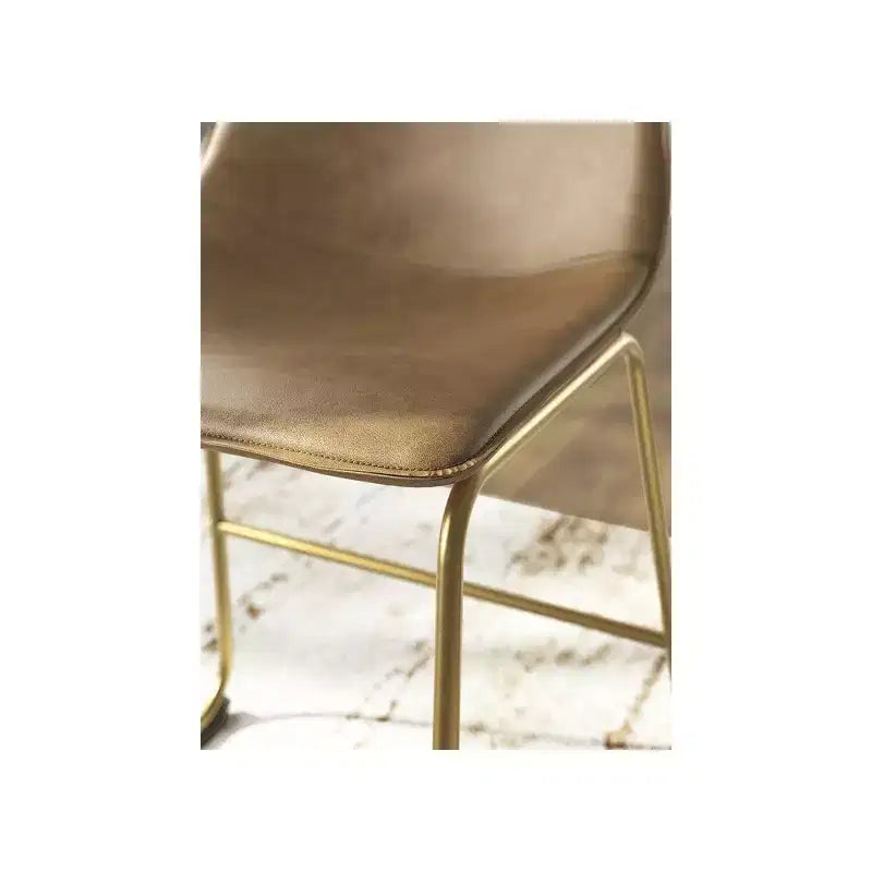 Tabourets de bar Signature Design by Ashley Lexadine à hauteur de comptoir, lot de 2, revêtement en similicuir, finition toast/or, siège baquet moderne