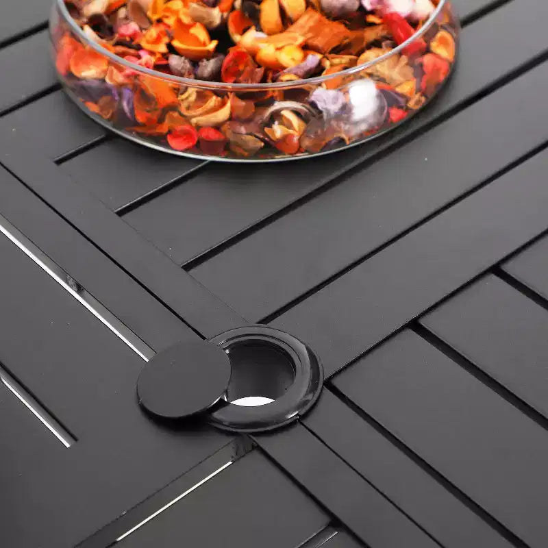 Ensemble repas d'extérieur 5 pièces avec chaises empilables à rayures et table ronde en métal avec trou pour parasol - Noir - Captiva Designs : Cadre en acier