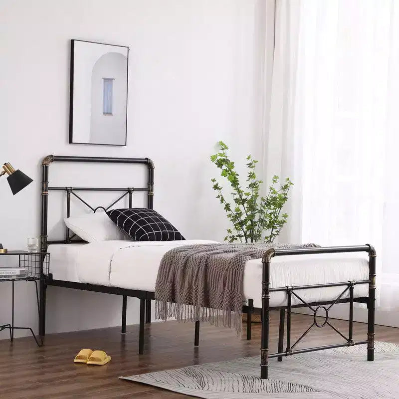 Cadre de lit moderne en fer avec tuyau d'eau et motif croisé, taille double, par Karl Home
