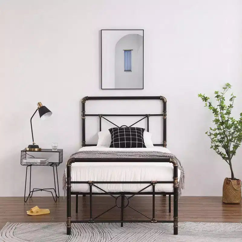 Cadre de lit moderne en fer avec tuyau d'eau et motif croisé, taille double, par Karl Home