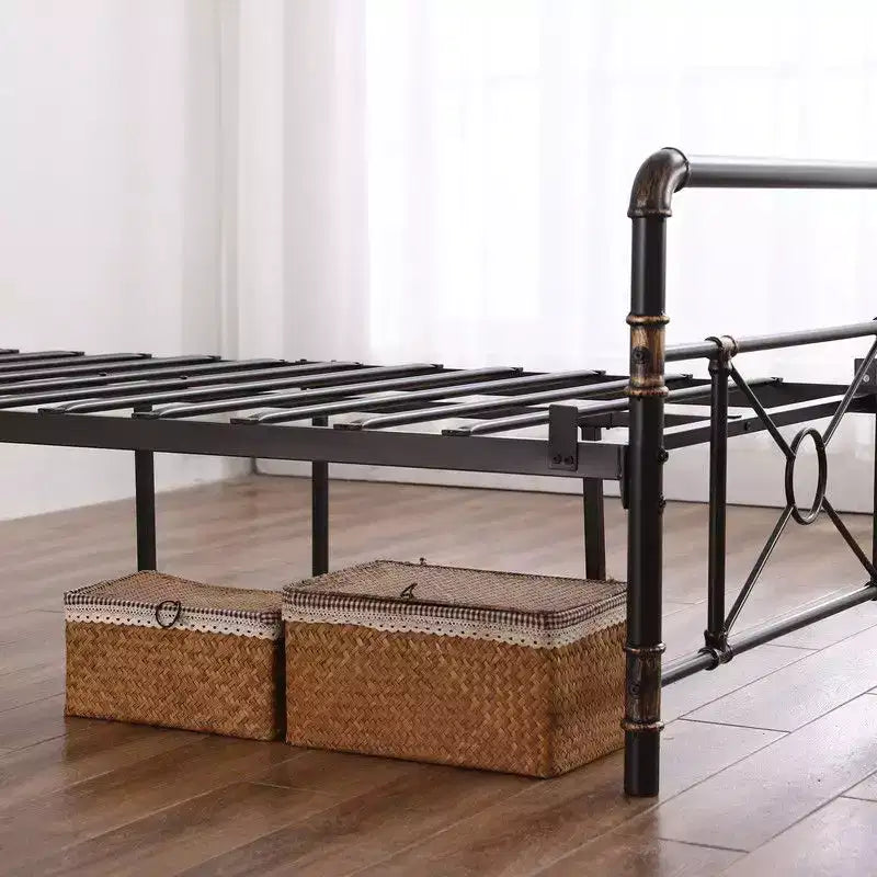 Cadre de lit moderne en fer avec tuyau d'eau et motif croisé, taille double, par Karl Home