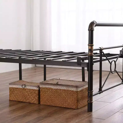 Cadre de lit moderne en fer avec tuyau d'eau et motif croisé, taille double, par Karl Home