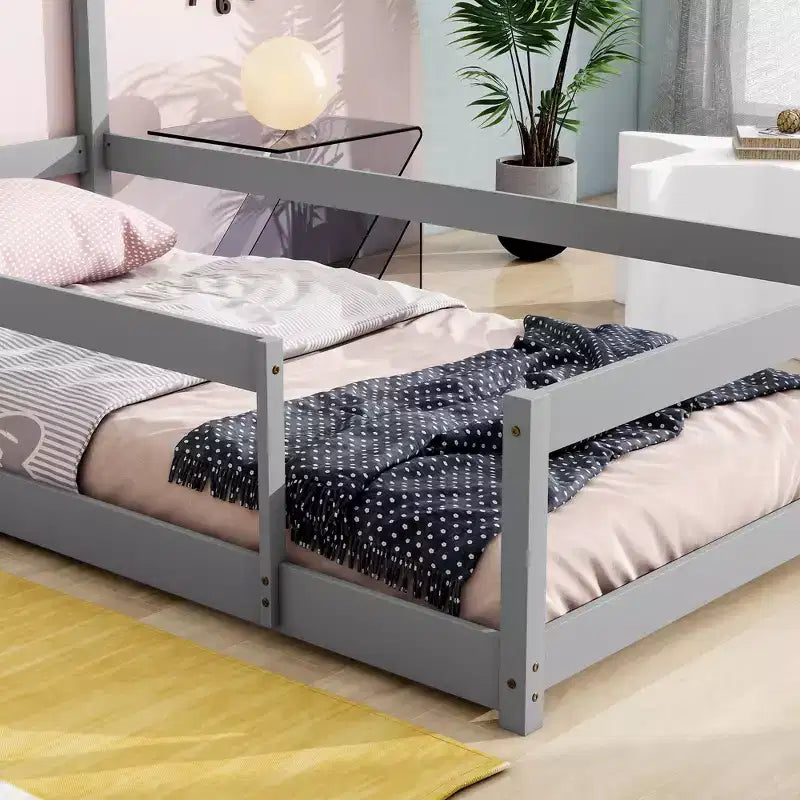 Lit cabane Okak de taille double avec tête de lit en forme de maison et barrières de sécurité, cadre de lit bas moderne en bois pour usage domestique