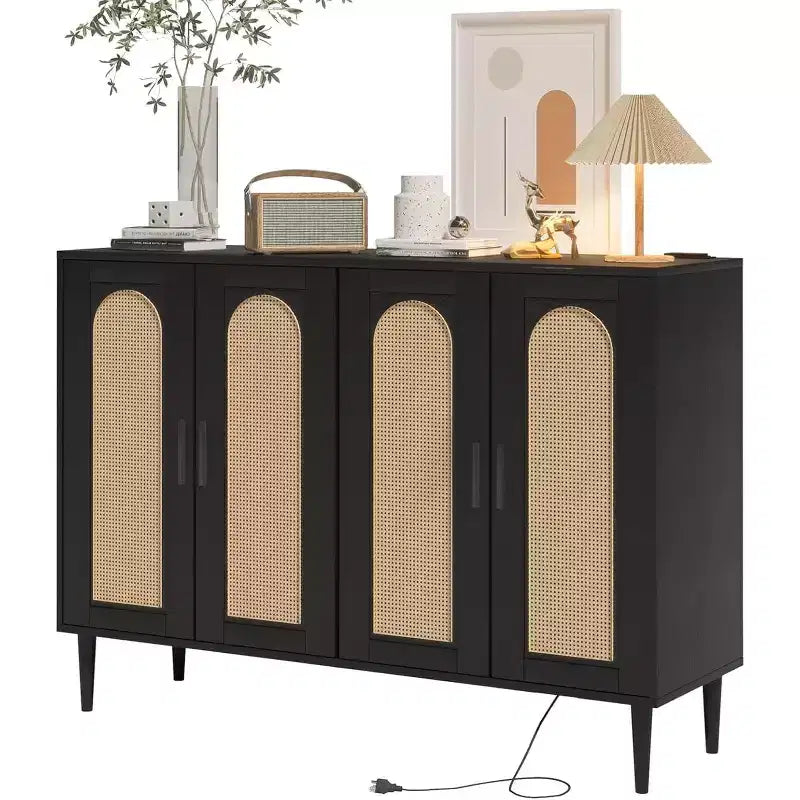 Meuble de rangement en rotin avec station de charge et bar à café - Buffet bohème à 4 portes (étagères réglables)Armoire bohème multifonctionnelle pour entrée/salle à manger
