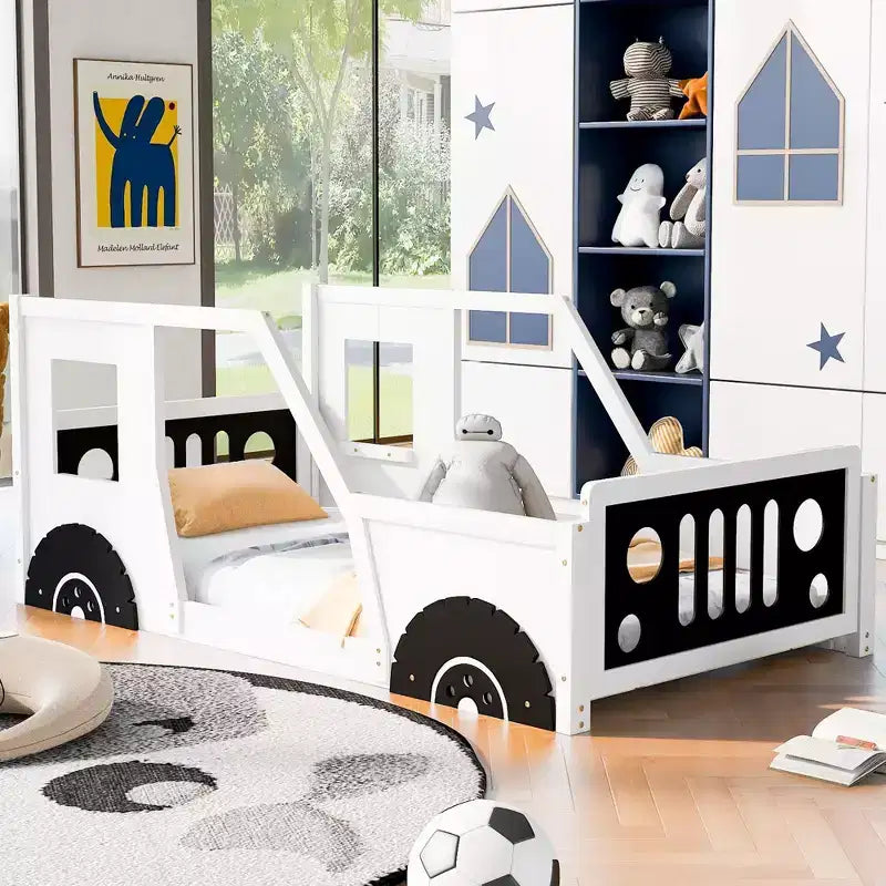 Cadre de lit plateforme Okak Twin/Full avec roulettes Lit en forme de voiture classique avec barrières pour enfants, lattes en bois solides sans bruit, assemblage facile, blanc