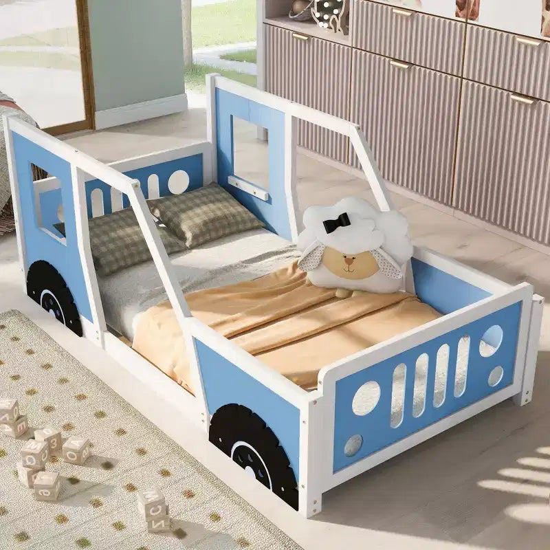Cadre de lit plateforme Okak Twin/Full avec roulettes Lit en forme de voiture classique avec barrières pour enfants, lattes en bois solides sans bruit, assemblage facile, blanc