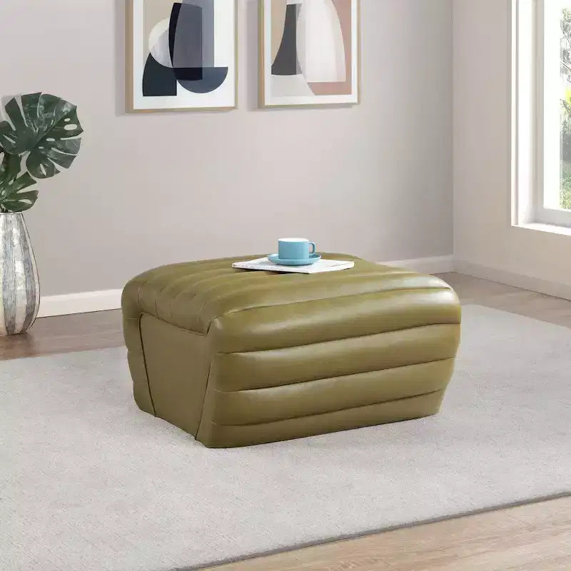 Pouf Meridian Furniture, modèle Vega en similicuir