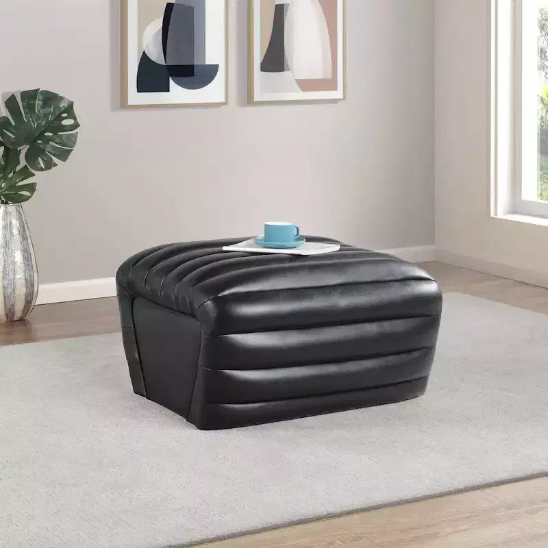Pouf Meridian Furniture, modèle Vega en similicuir