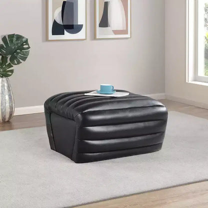 Pouf Meridian Furniture, modèle Vega en similicuir