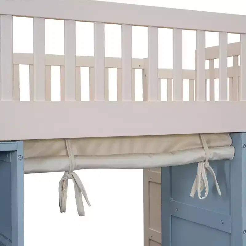 Lit mezzanine pleine grandeur avec 2 étagères à quatre niveaux et escalier de rangement, cadre de lit en bois avec rideau et armoires de rangement, blanc
