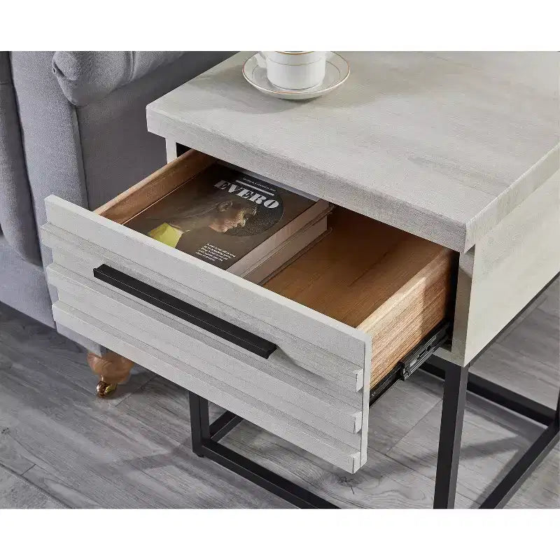 Table d'appoint rustique Okak avec tiroir de rangement et pieds en métal, table de chevet avec plateau épais, table d'appoint pour canapé, salon, chambre à coucher