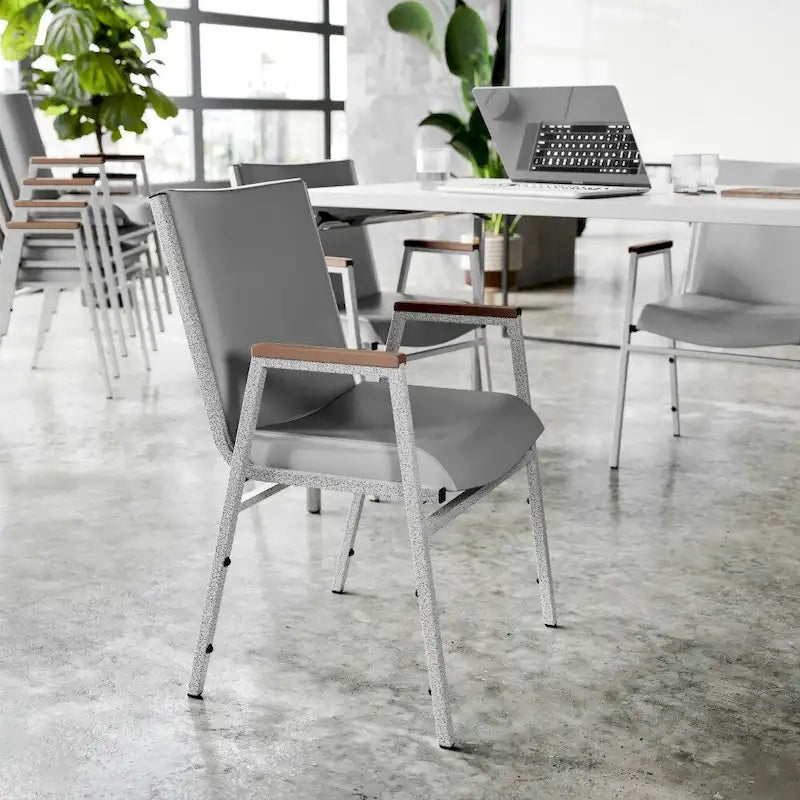 Chaise empilable robuste avec accoudoirs - 21P x 21L x 31H