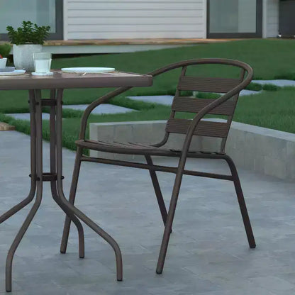 Table Emma et Oliver carrée à plateau en verre de 59,7 cm avec 2 chaises empilables à lattes en aluminium